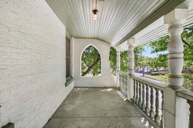 Building Photo - 6025 Lewis St