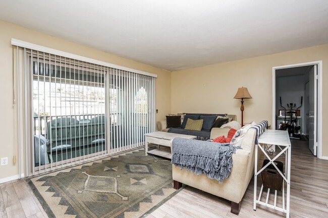 Building Photo - 2530 Clairemont Dr