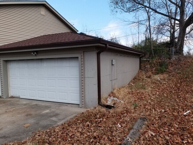 Building Photo - NO SECURITY DEPOSIT for OCTOBER MOVE IN! A...