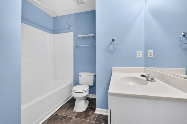 Building Photo - 5495 Hampton Ct
