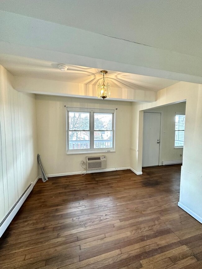 Building Photo - 2 Bed 1 Bath home in Beechview - Close to Downtown, Public Transit - Available June