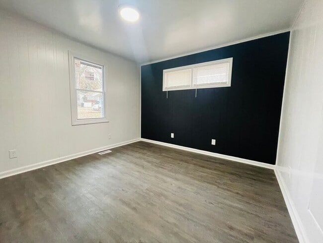 Building Photo - 902 S Cedar Ave