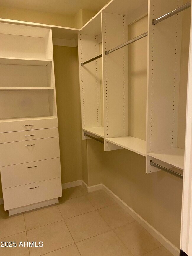 Building Photo - 4909 N Woodmere Fairway