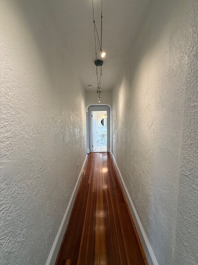 Building Photo - Available NOW! Spacious & Modern 2 Bedroom unit ready for move in!