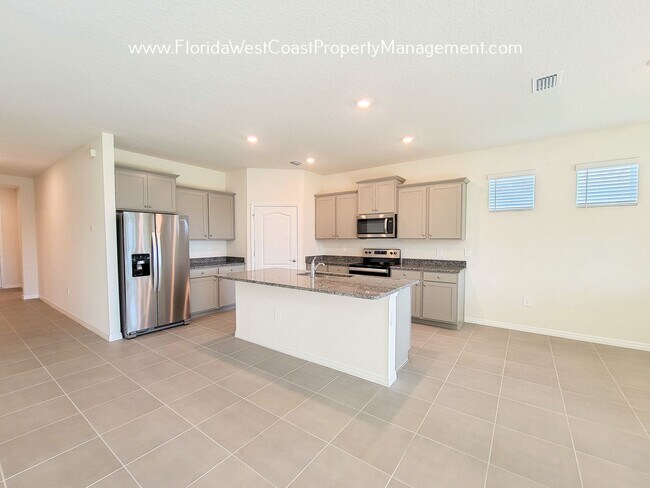 Building Photo - LAKEWOOD RANCH! 4 BEDROOM/2 BATH/ PET FRIENDLY! COMMUNITY POOl! READY for MARCH 2026