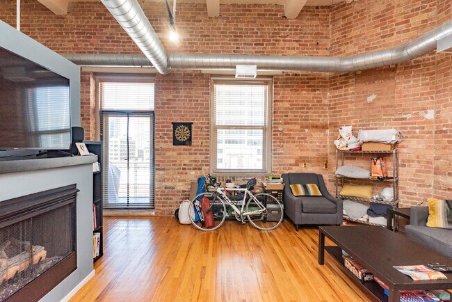 Building Photo - 420 S Clinton St