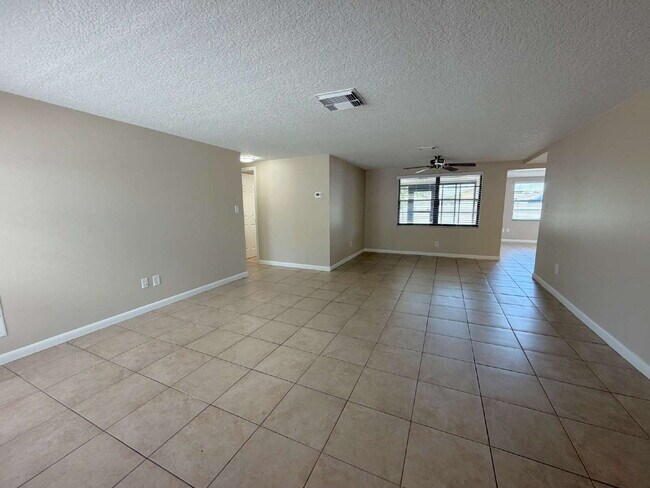 Building Photo - Spacious 2/2 with home with fenced yard in great Port Richey location.