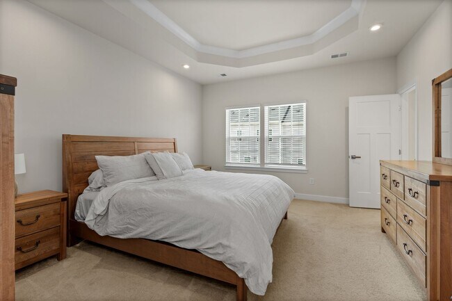 Building Photo - Luxurious three-story townhome with owner's suite and high-end finishes