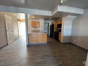 Building Photo - 3 Bedroom, 2.5 Bathroom Townhouse - Near O...