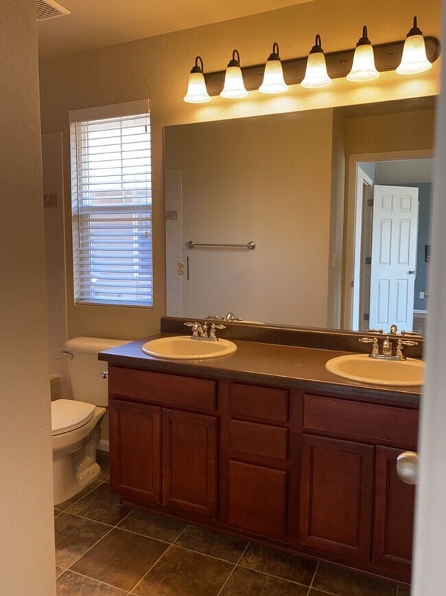 Building Photo - Beautiful 2-Story home near Ft Collins Country Club with easy access to I-25.