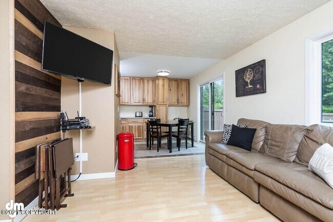 Building Photo - Furnished 3bed/1.5 bath near shopping and more!