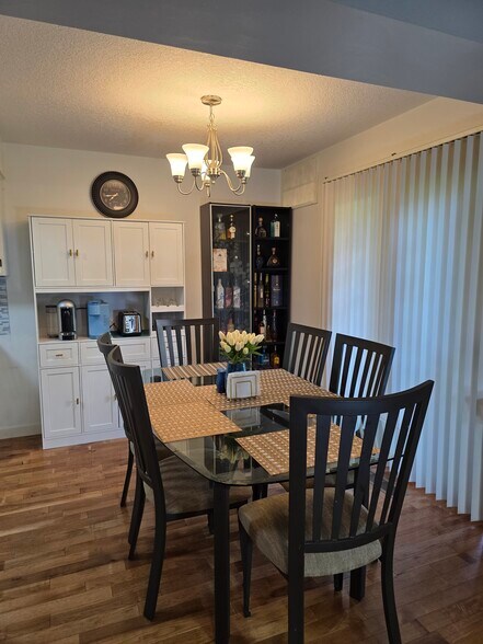 Dining - 12504 SE Stark St