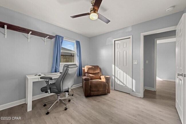 Building Photo - Recently Updated 4Bed/2Ba, Centrally Locat...