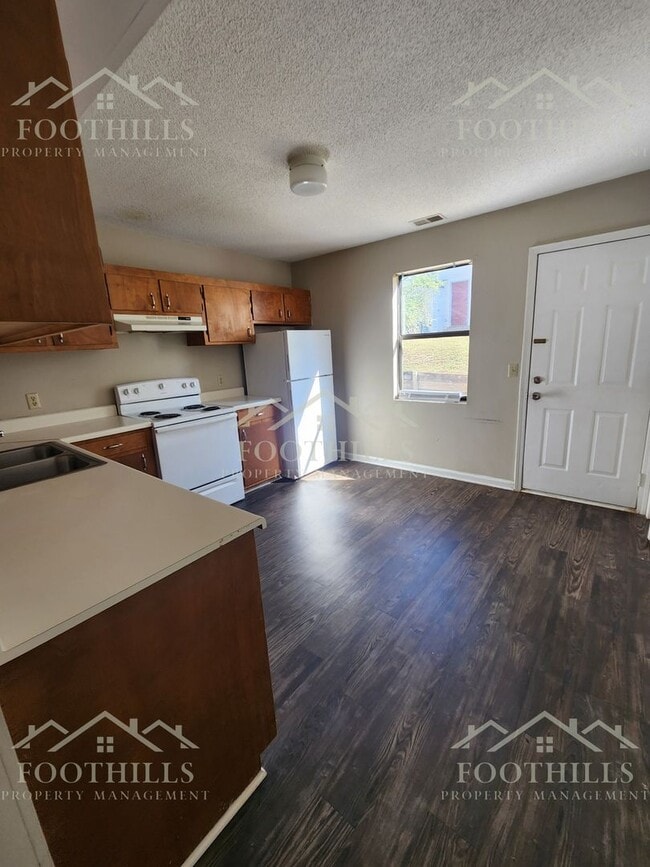 Building Photo - Beautiful 2-Bed Townhome with Storage and ...