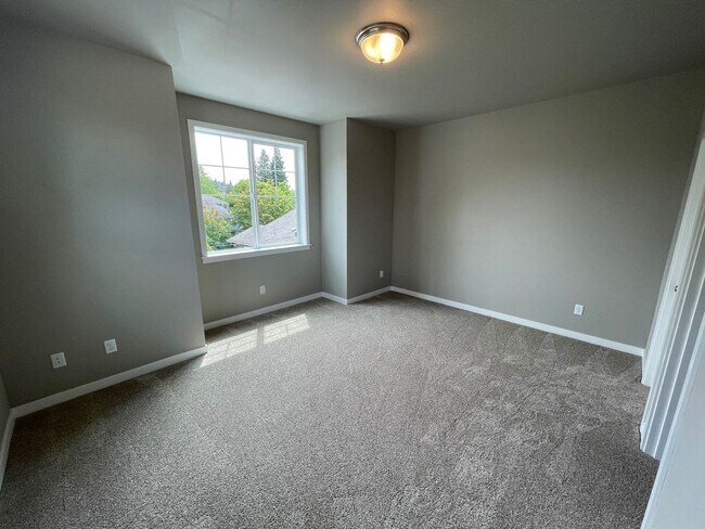 Building Photo - NEW 4 Bedroom / 4.5 Bath Duplex. A/C in every bedroom
