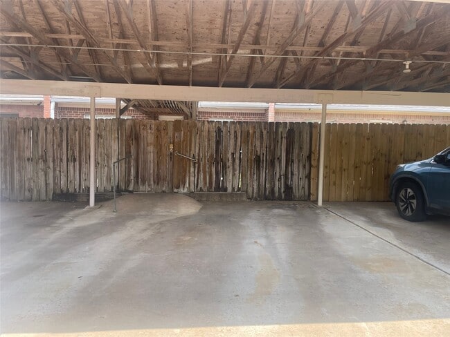 Building Photo - 2420 Stone Hollow Dr