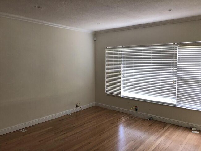 Building Photo - 1015 Harwood St