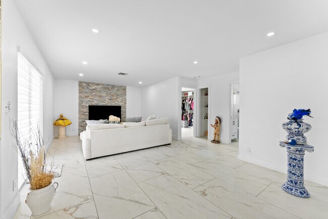 Building Photo - 112 Parkwood Dr