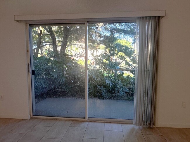 Building Photo - 2BD/2BA Dual Masters Condo w/ Lake Views!   *1st Floor & Gated Community*