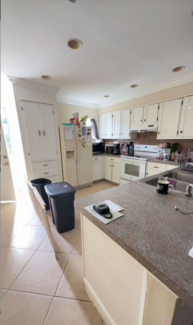 Building Photo - 3 Bedroom 2 Bath home