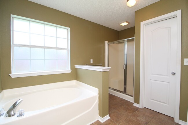 Building Photo - Executive 3-Bedroom Brick Home with Florid...
