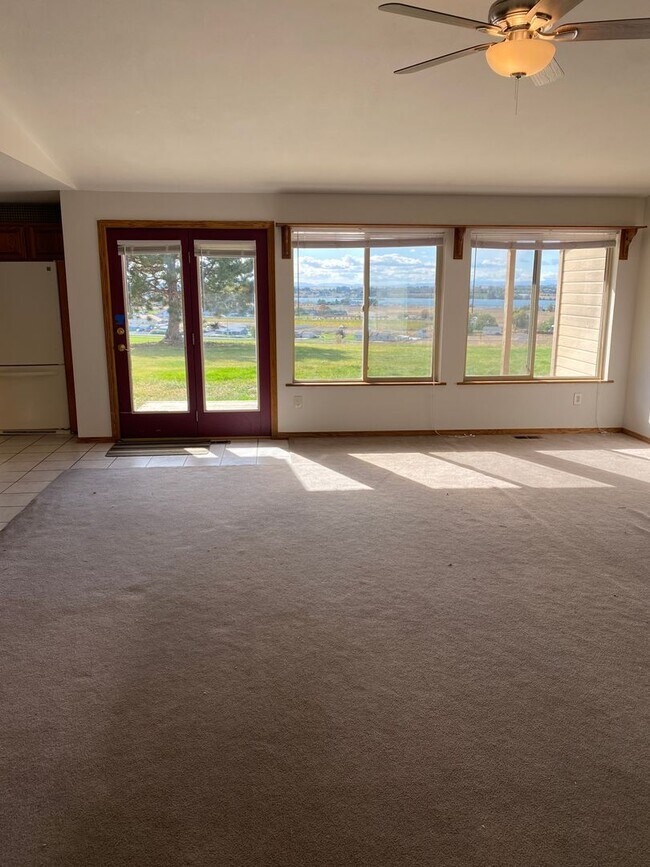 Building Photo - Large Home for Rent on Airway Dr, Beautiful Backyard Views!