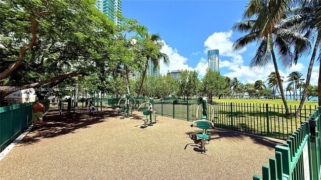 Building Photo - 1800 N Bayshore Dr