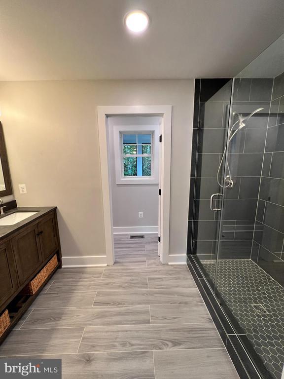 Building Photo - 210 Point Ln