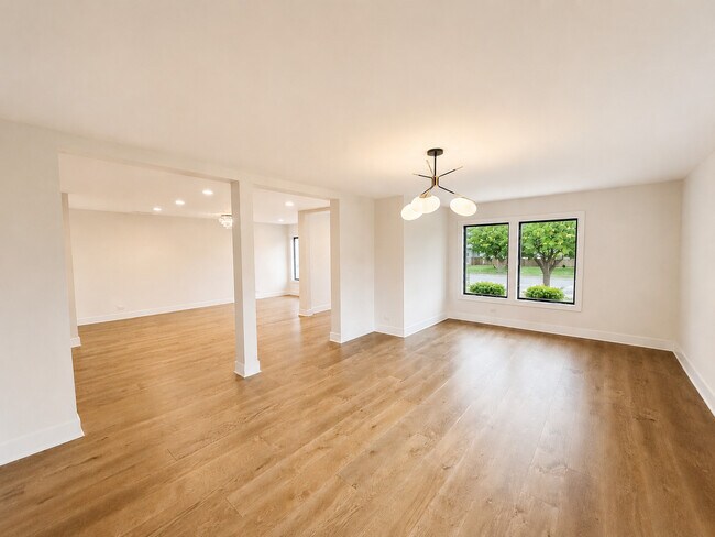 Building Photo - 707 W Woodland Rd