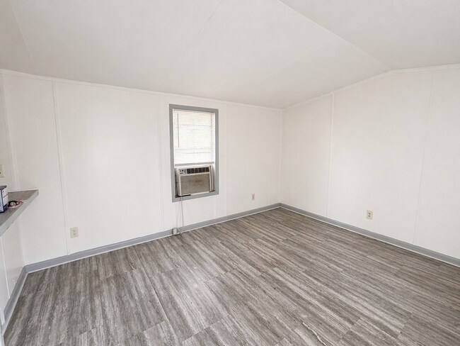 Building Photo - Freshly Updated Single-Wide in Quiet Community!