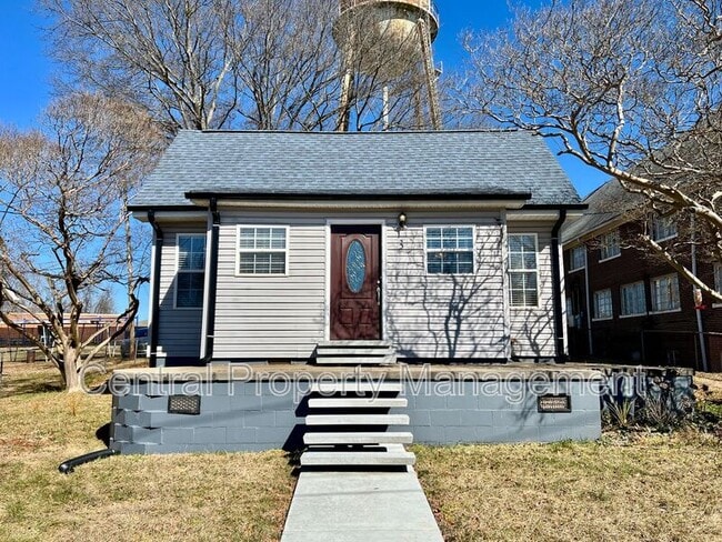 Building Photo - 3 Poplar St