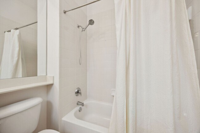 Building Photo - WALK TO THE BEACH!