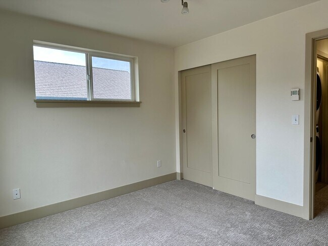 Building Photo - Enjoy pets and parking at this ideal townh...