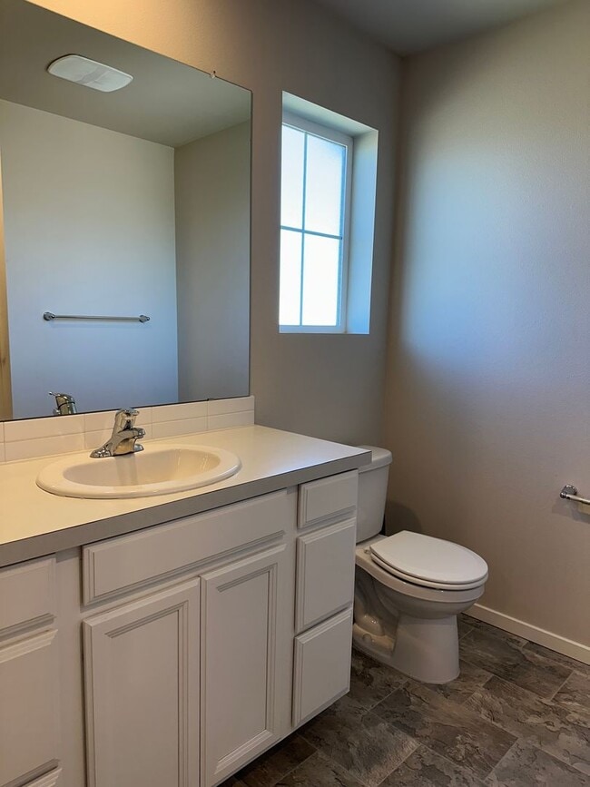 Building Photo - ? Modern 3-Bedroom Townhouse with Bright O...