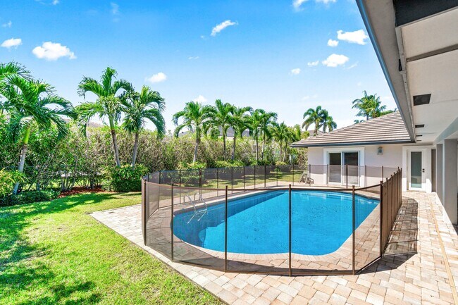 Building Photo - 2367 Queen Palm Rd
