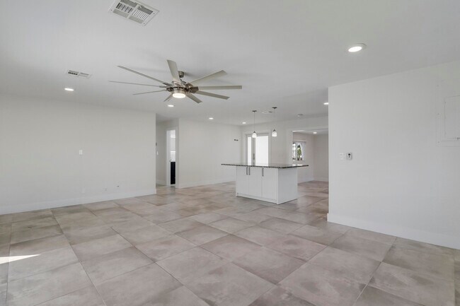 Building Photo - 636 Eastwind Dr