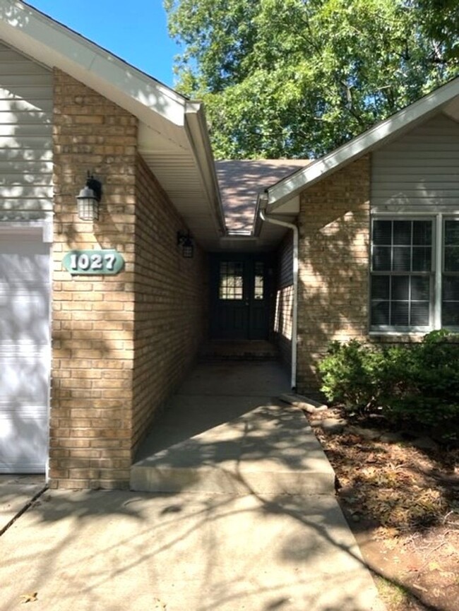 Building Photo - 3 Bed, 2 Bath $1,495.00!