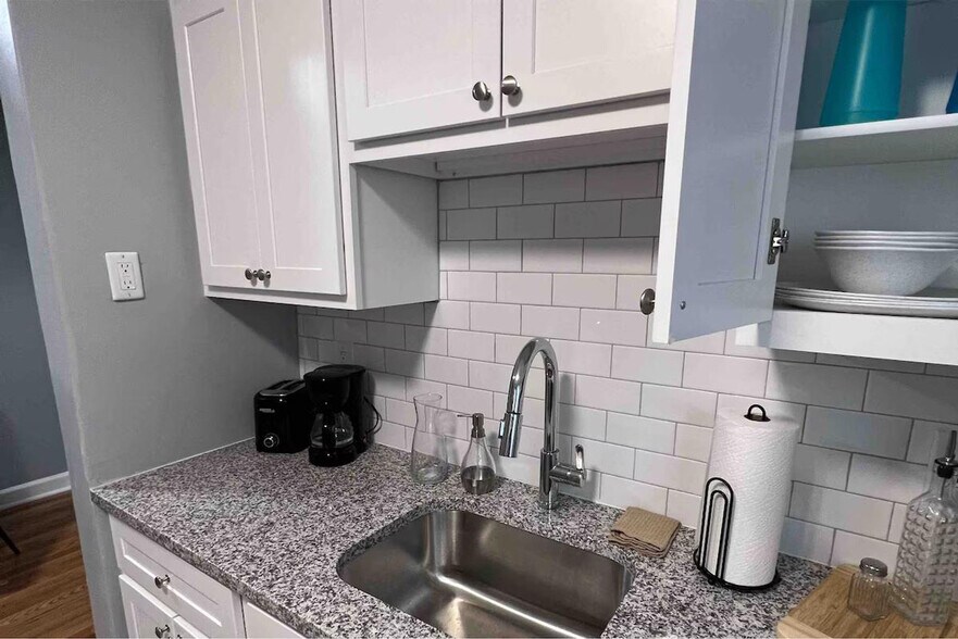 Building Photo - 7047 Hampton Ave