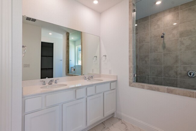 Building Photo - 1040 Villa Rialto View