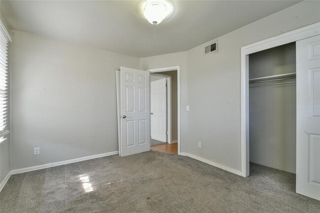 Building Photo - 2105 Carpenter Dr