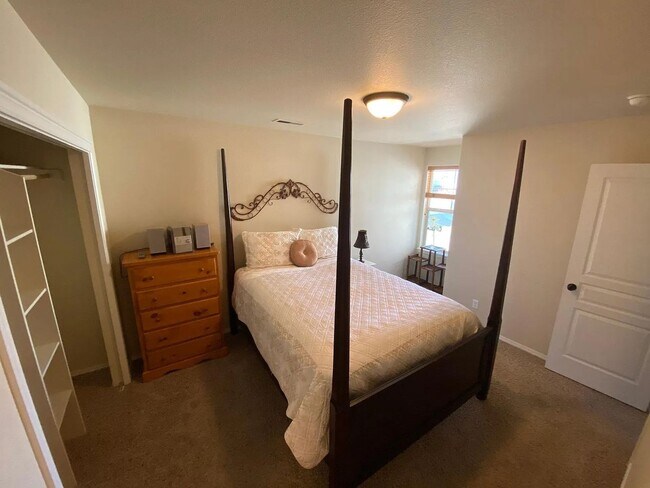 Building Photo - Beautiful home in quiet Pine Tree Village Community neighborhood