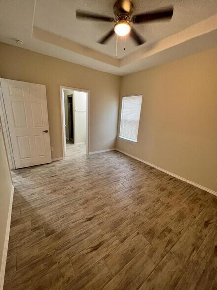 Building Photo - 5101 N Hiawatha Dr
