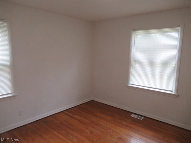 Building Photo - 86 Cowles Ave