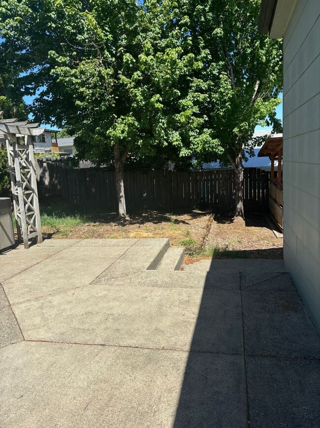 Building Photo - Sutherlin 3 bedroom house with large shop