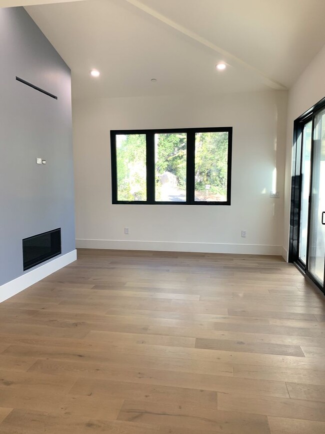 Building Photo - Bright, Modern & Beautiful – 3BR Home in M...