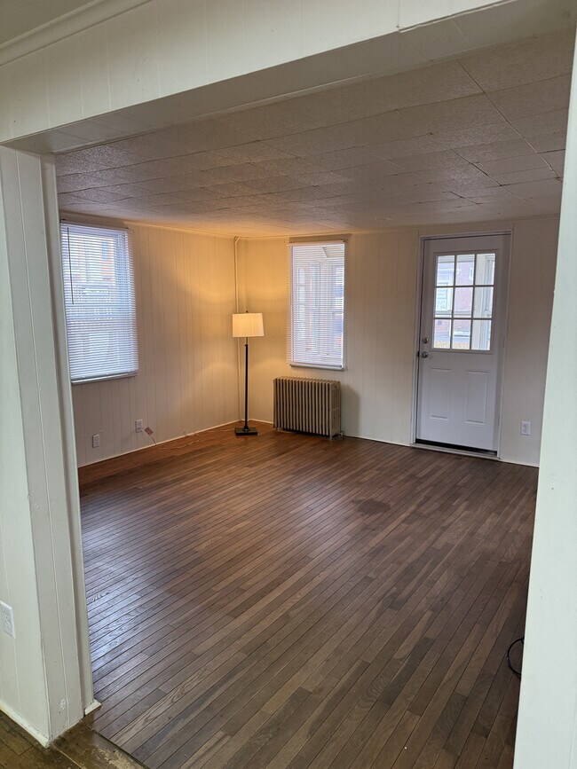 Building Photo - 958 Main St