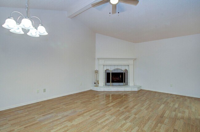 Building Photo - Bright 3 Bedroom 2 Bath Home in Pinebrook! Stainless Appliance Package