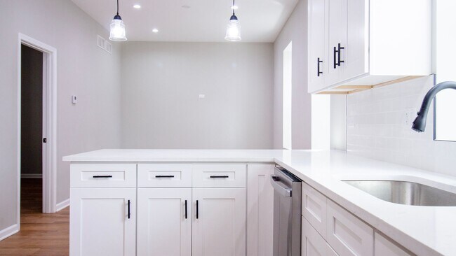 Building Photo - Amazing 4-bed Duplex by UIC