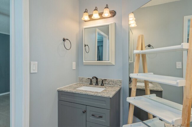 Building Photo - Completely Renovated Home in Niceville!