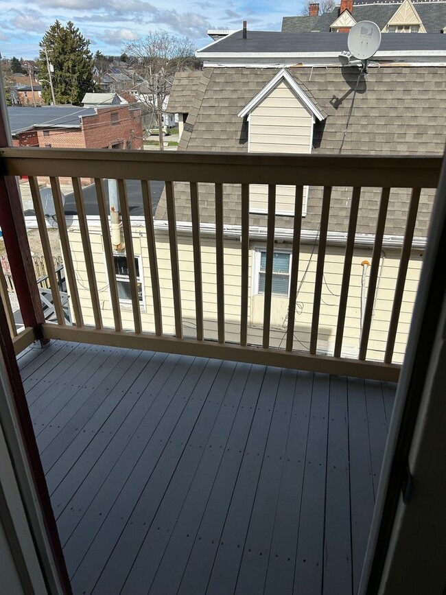 Building Photo - 136 S Main St